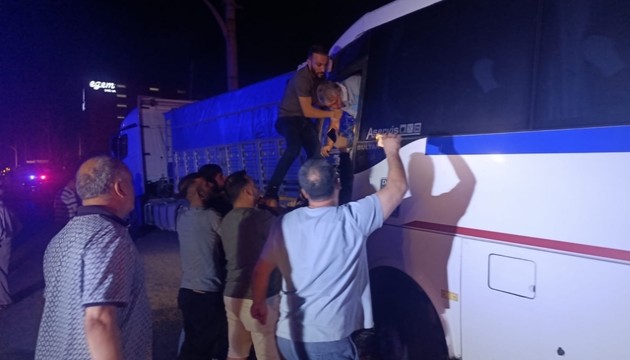 İşçi servisi TIR'a çarptı: 5'i ağır, 20 yaralı