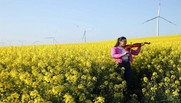 Kanola tarlaları fotoğraf tutkunlarını ağırlıyor