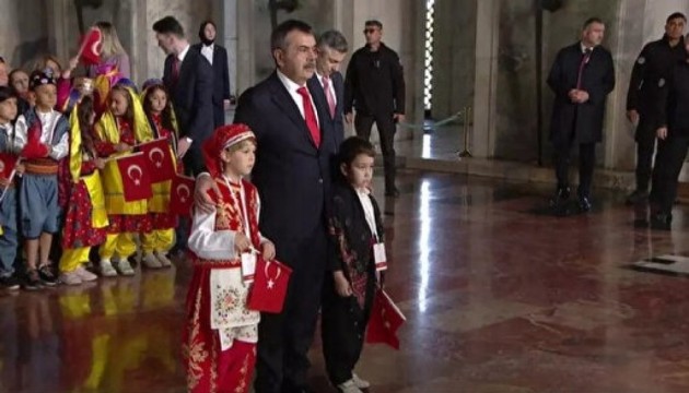 Bakan Tekin'ten Anıtkabir'e ziyaret