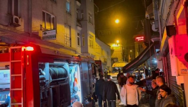 Kız isterken evi yaktılar. İtfaiye 8 kişiyi kurtardı