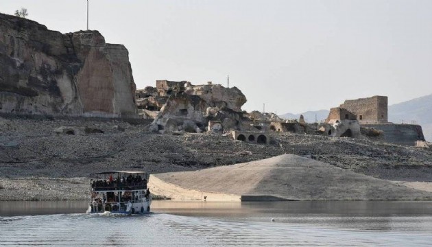Sular altında bırakılan Hasankeyf'te tekne turu