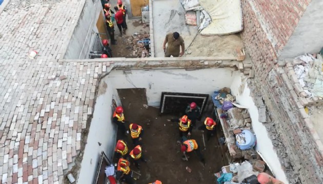 Pakistan'da dershanenin çatısı çöktü: 14 ölü