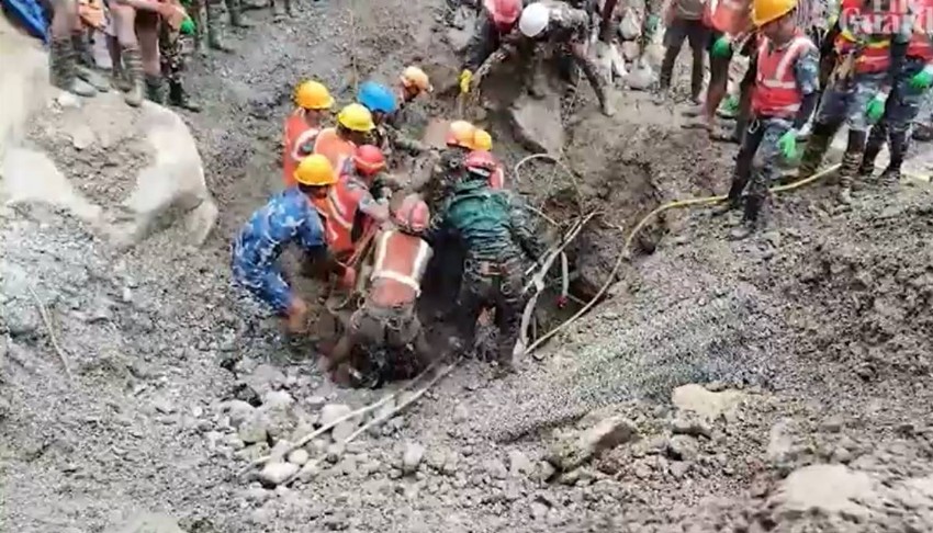 Nepal'de 9 gün tünelde mahsur kalan işçiler kurtarıldı