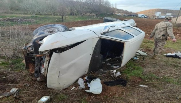 Mardin'de otomobil şarampole yuvarlandı: 4 yaralı