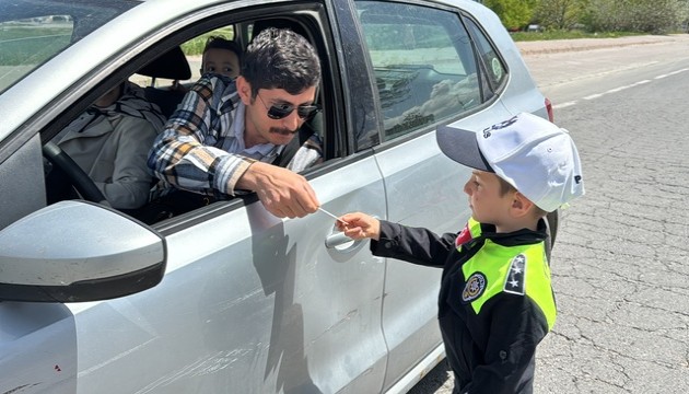 23 Nisan'da çocuklar trafik polisi oldu