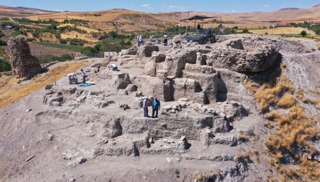 Elazığ'da yaklaşık 6 bin yıllık 'boğa başlı sunak' bulundu