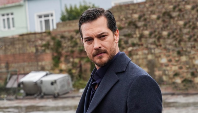 Çağatay Ulusoy sevgilisiyle yakalandı