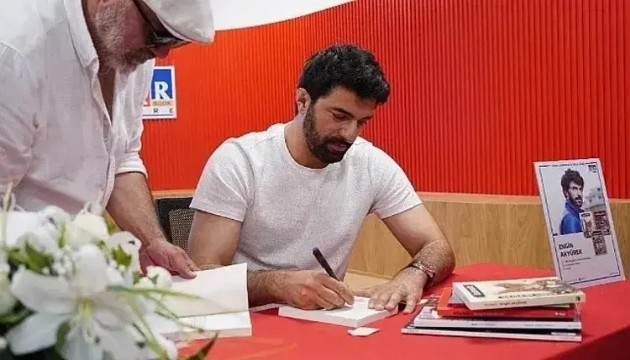 Oyuncu Engin Akyürek'ten alkış toplayan hareket!