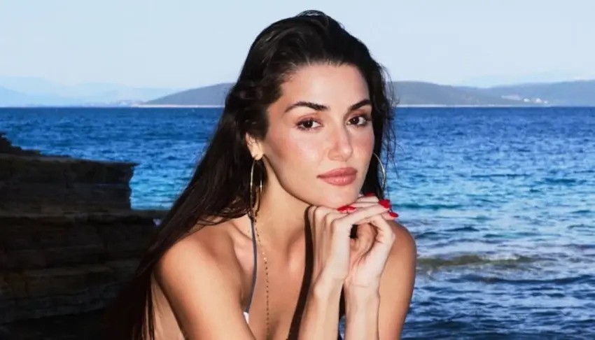 Hande Erçel'den mayolu 'tatil' pozları!