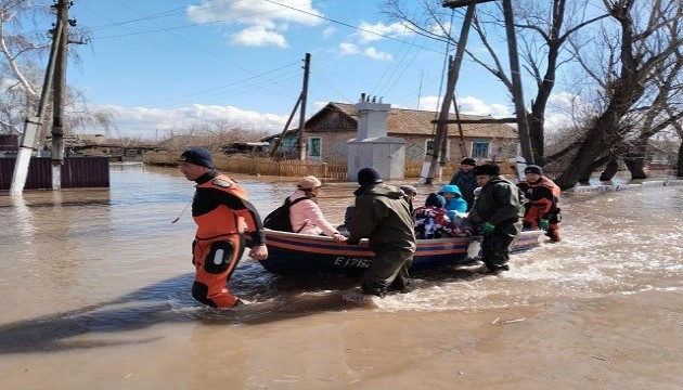 Kazakistan'daki sel bölgelerinden yaklaşık 100 bin kişi tahliye edildi