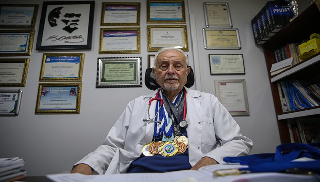 80 yaşındaki doktor pistte madalya peşinde