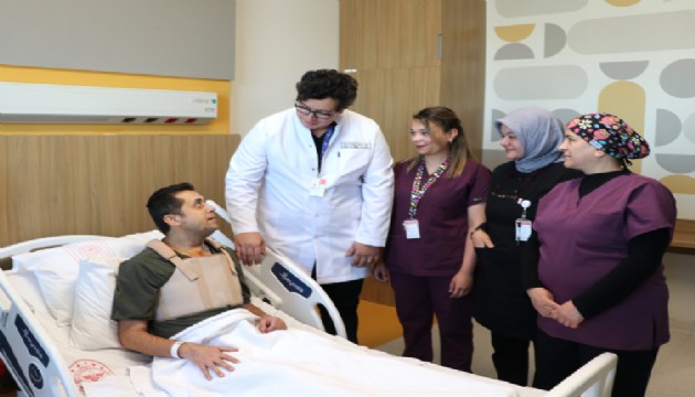 Aort yırtığı olan hastaya 90 santimetrelik yapay damar takıldı