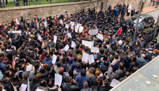 İstanbul Üniversitesi'nde öğrencilere polis engeli!