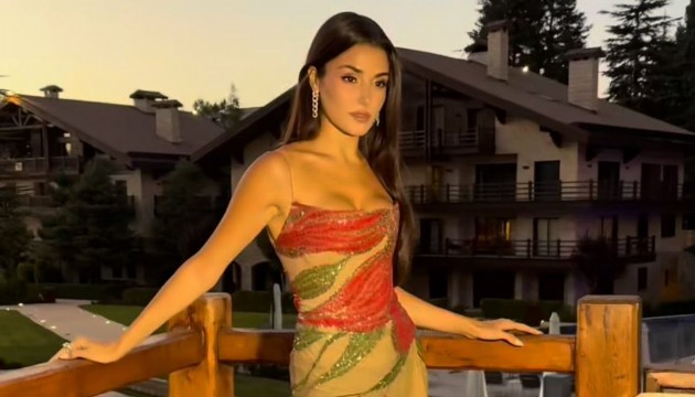 Hande Erçel İtalya'da aşka geldi