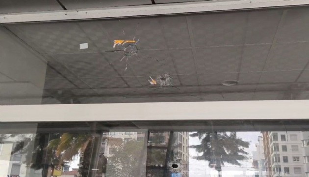 İzmir'de silahlı saldırı: Biri ateş etti, diğeri ise video çekti