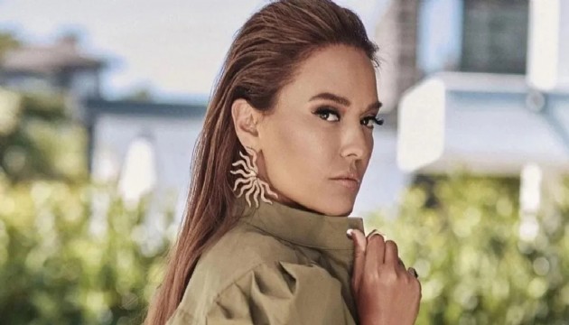 Demet Akalın sahneye sert çıktı!
