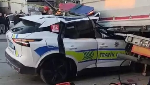 Korkunç kaza: Polis aracı tıra çarptı!
