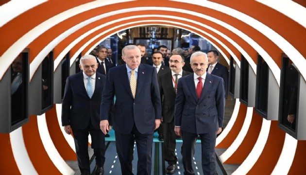 Cumhurbaşkanı Erdoğan Karayolları Gayret ve Liderlik Sergisi'ni gezdi