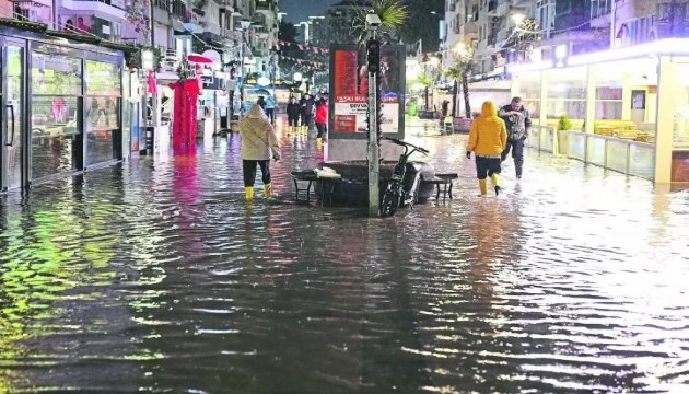 İzmir'de esnaf kepenk kapattı