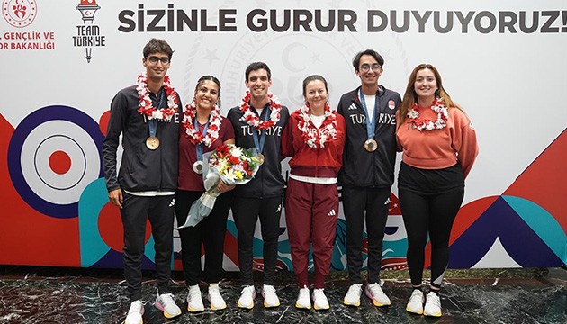 Paris'te mücadele eden sporcular yurda döndü