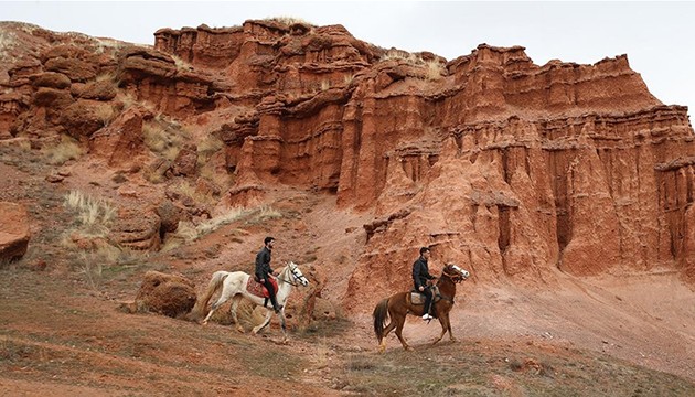 Peribacalarında atlı safari heyecanı
