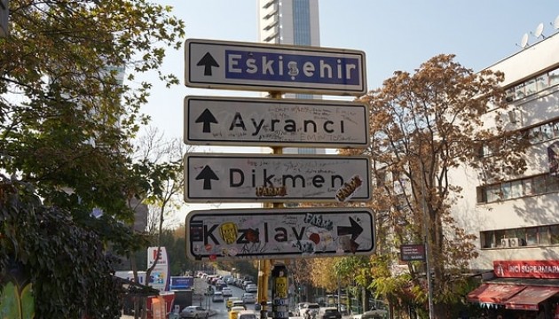 Kızılay tabelası yine yenilendi