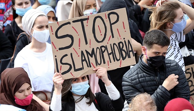 Başörtüsü yasağına karşı adım