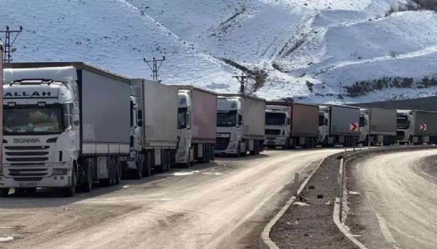 Sınır kapısında 2 kilometrelik kuyruk