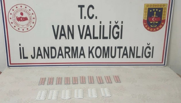 Durdurulan araçtan onlarca uyuşturucu hap çıktı