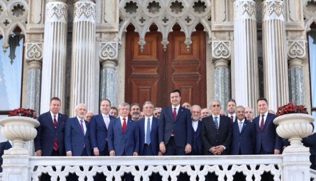 D-8 Zirvesinde sürpriz buluşma