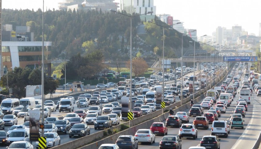 Haftanın ilk günü trafik kilitlendi