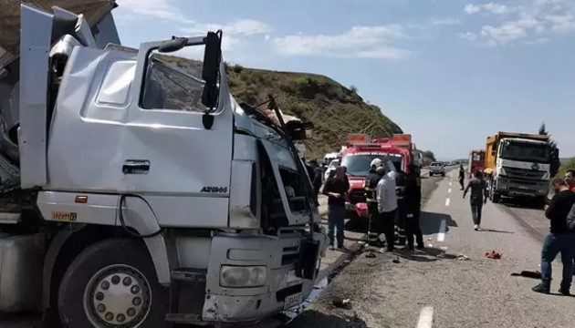 İki TIR kafa kafaya çarpıştı!