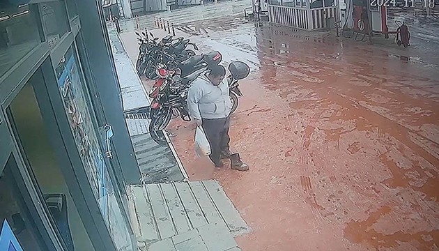 Markete çamurlu ayakkabılarını çıkarıp girdi