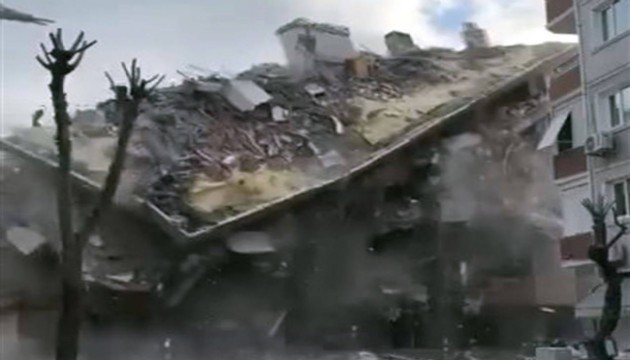 5 katlı bina yıkım sırasında çöktü