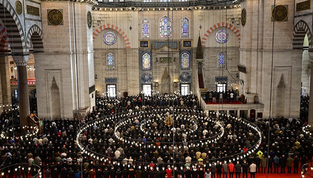 Ramazanın ilk cuma namazı kılındı