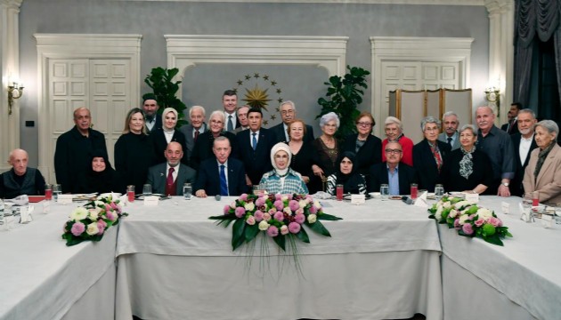 Cumhurbaşkanı Erdoğan'dan eşi Emine Erdoğan'ın yaşlılarla iftarına sürpriz ziyaret