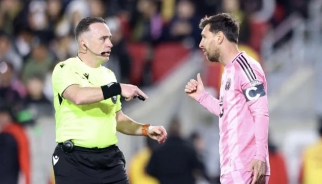 Messi hakem odasını bastı