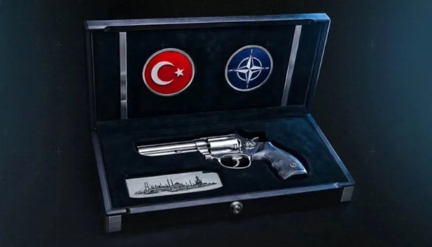 NATO liderlerine tabanca hediyesi