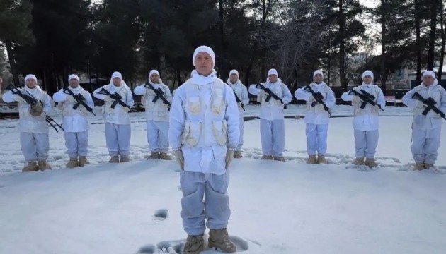 400 Mehmetçik için bere ördü
