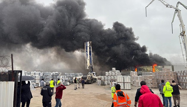 Balıkesir'de depo yangını