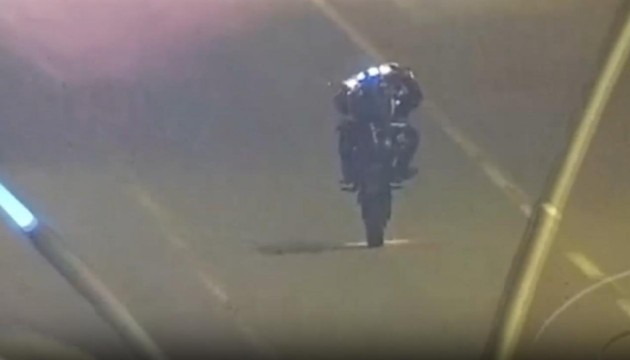 Motosikletle akrobatik hareket yapan kişinin ehliyeti iptal edildi