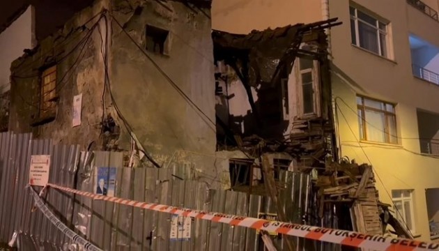 Beyoğlu'nda metruk bina çöktü