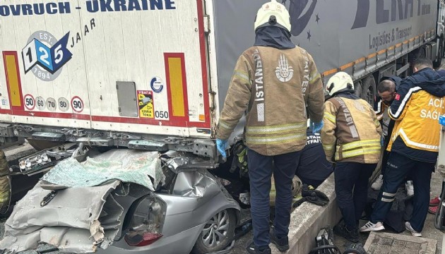 İstanbul'da otomobil TIR'ın altına girdi: Ölü ve yaralılar var