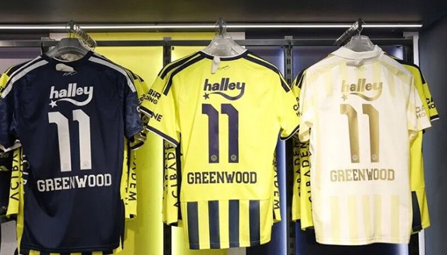Fenerbahçe'de yeni transferlerin formaları satışa çıktı
