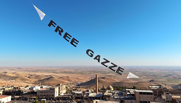 Gazze için uçurtma yaptı