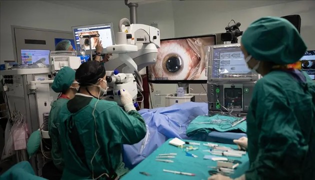 Göz doktorları, canlı yayında ameliyat yapacak