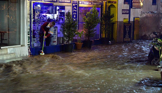 Bodrum'da sağanak: Caddeler dere oldu!