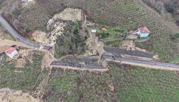 Heyelan nedeniyle yol kapandı