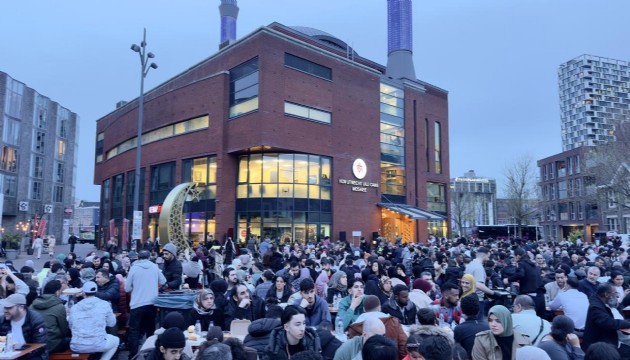 Hollanda'da cami önünde 1500 kişilik sokak iftarı düzenlendi