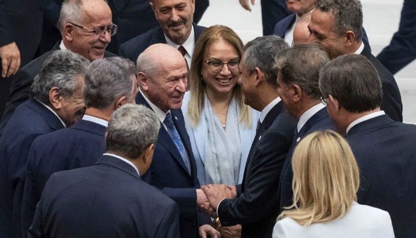 Bahçeli ile Özel arasında dikkat çeken diyalog: 